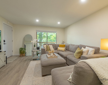 6612 W 64th Place - Photo Thumbnail 1