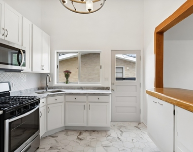 403 E Lake Avenue - Photo Thumbnail 3