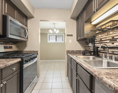 2210 Country Club Drive - Photo Thumbnail 2