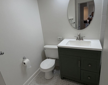 1255 N Sandburg Terrace - Photo Thumbnail 9