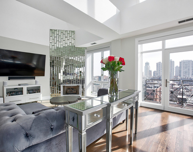 1444 N Orleans Street - Photo Thumbnail 2