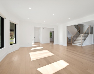 704 Sheridan Road - Photo Thumbnail 8