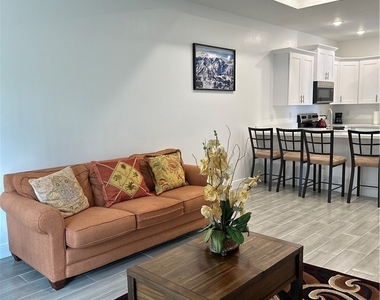 405 W 12th Street - Photo Thumbnail 4