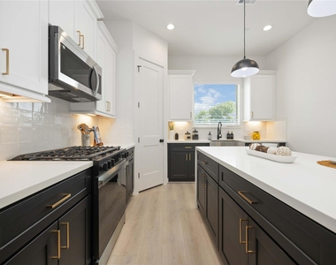 7809 Amelia Road - Photo Thumbnail 11