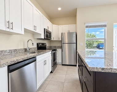 3325 Sw 8th Place - Photo Thumbnail 4
