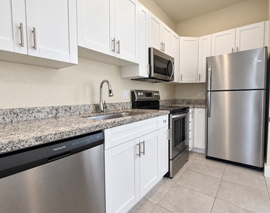 3325 Sw 8th Place - Photo Thumbnail 5
