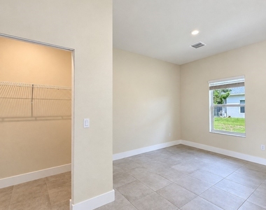 3325 Sw 8th Place - Photo Thumbnail 6