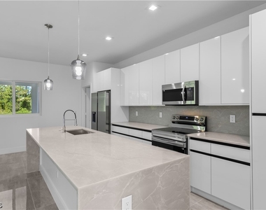 828 Genoa Avenue S - Photo Thumbnail 4
