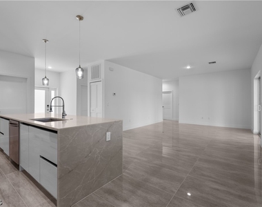 828 Genoa Avenue S - Photo Thumbnail 7