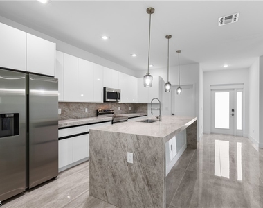 1142 Dutchess Street E - Photo Thumbnail 7