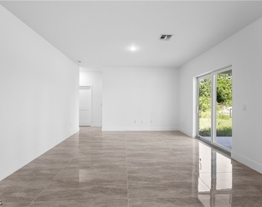 1142 Dutchess Street E - Photo Thumbnail 12