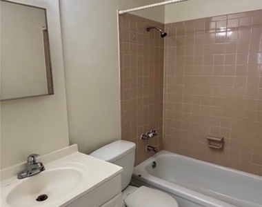 704 Se 46th Lane - Photo Thumbnail 5