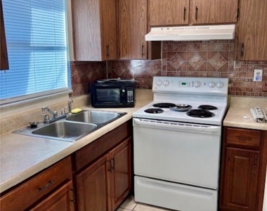 704 Se 46th Lane - Photo Thumbnail 3