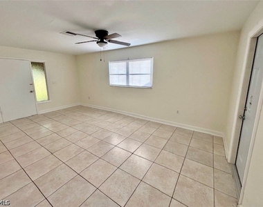 704 Se 46th Lane - Photo Thumbnail 2