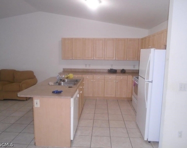 1310 Ne 8th Place - Photo Thumbnail 2