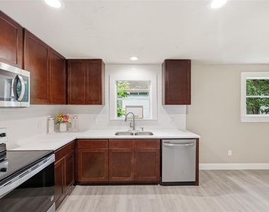 3930 Hartel Street - Photo Thumbnail 11