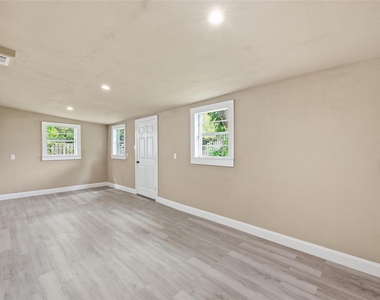 3930 Hartel Street - Photo Thumbnail 15