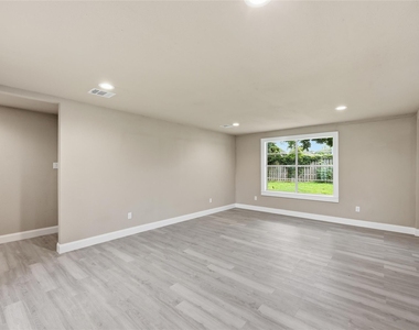 3930 Hartel Street - Photo Thumbnail 4