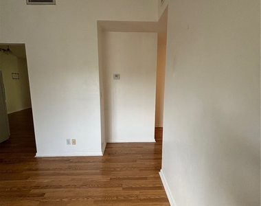 5386 16th Place Sw - Photo Thumbnail 4