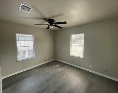 6139 Belcrest Street - Photo Thumbnail 9