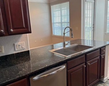 7575 Kirby Drive - Photo Thumbnail 14