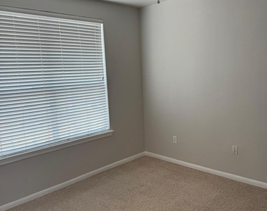 7575 Kirby Drive - Photo Thumbnail 5