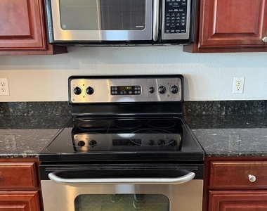 7575 Kirby Drive - Photo Thumbnail 15