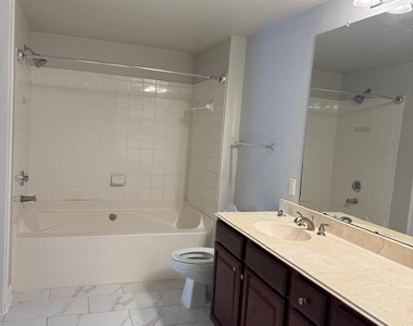 7575 Kirby Drive - Photo Thumbnail 18