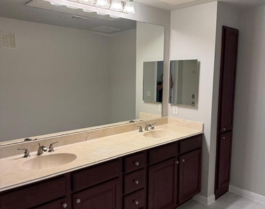7575 Kirby Drive - Photo Thumbnail 19