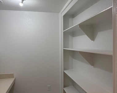 7575 Kirby Drive - Photo Thumbnail 25