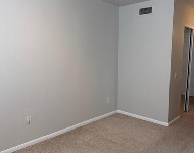 7575 Kirby Drive - Photo Thumbnail 6