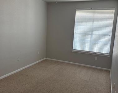 7575 Kirby Drive - Photo Thumbnail 10