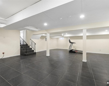 585 W Englewood - Photo Thumbnail 15
