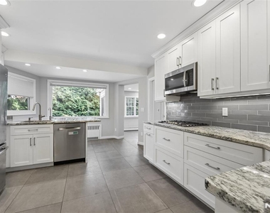 585 W Englewood - Photo Thumbnail 10