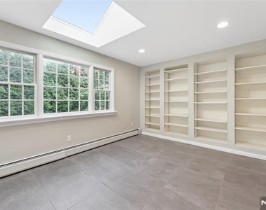 585 W Englewood - Photo Thumbnail 7