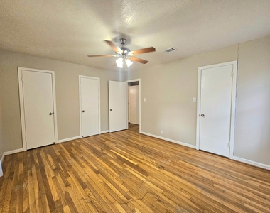 2618 San Jacinto Drive - Photo Thumbnail 11