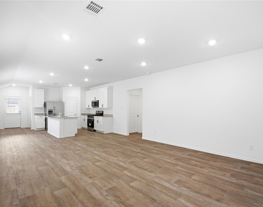 3014 Liams Tower Ln - Photo Thumbnail 2