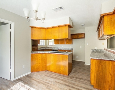 102 Sue Lane - Photo Thumbnail 4