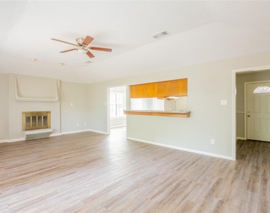 102 Sue Lane - Photo Thumbnail 2