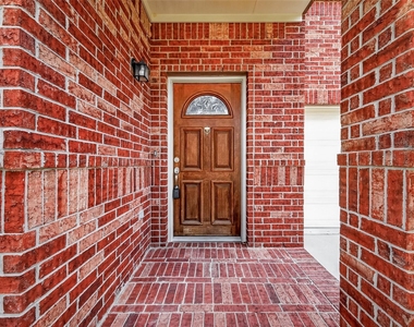 611 Blue Oasis Court - Photo Thumbnail 3