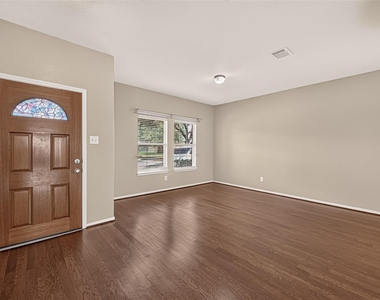 611 Blue Oasis Court - Photo Thumbnail 4