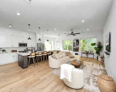 830 E 40th Street - Photo Thumbnail 5
