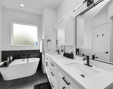 830 E 40th Street - Photo Thumbnail 39