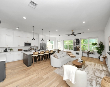 830 E 40th Street - Photo Thumbnail 16