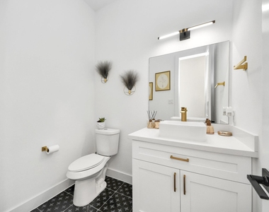 830 E 40th Street - Photo Thumbnail 27