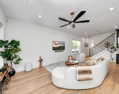 830 E 40th Street - Photo Thumbnail 7