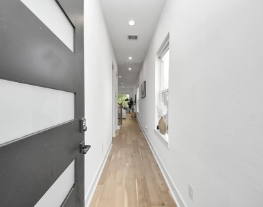 830 E 40th Street - Photo Thumbnail 4