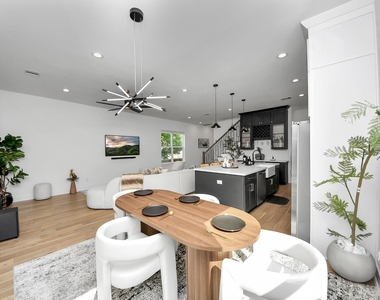 830 E 40th Street - Photo Thumbnail 11