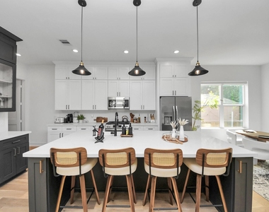 830 E 40th Street - Photo Thumbnail 14