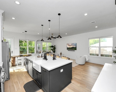 830 E 40th Street - Photo Thumbnail 20